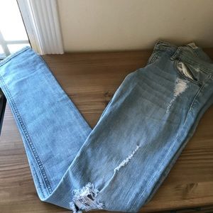 HOLLISTER - light wash skinny jeans w small rips